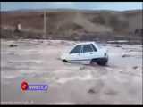 گرفتار شدن خودروها در اثر طغیان رودخانه در سیستان و بلوچستان