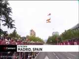 فرود چترباز ناشی بر روی چراغ برق، هنگام رژه روز ملی در اسپانیا