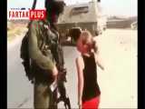 دختر سوری با مشت گره‌خورده در مقابل سرباز ارتش ترکیه 