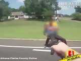 حمله فرد چاقو بدست به سمت پلیس آمریکا