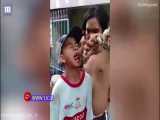 خودنمایی خطرناک نوجوان اندونزیایی با مار پیتون کار دستش داد