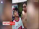 شوخی نوجوان اندونزیایی با مار پیتون کار دستش داد! 