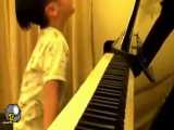 نوازندگی پیانو توسط پسر چهار ساله - Piano playing by a four year old boy