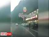 سقوط وحشتناک سنگ بزرگ از کوه و نجات معجزه‌آسای راننده خودرو 