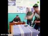 باز و بسته کردن اسلحه کلاشنیکف در یکی از مدارس روسیه !