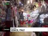 گردشگران و ساکنان شهر ونیز ایتالیا چکمه‌پوش شدن 