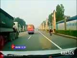 تصادف وحشتناک دو کامیون حامل بار در ویتنام