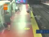 جوان حواس پرت اما خوش شانس در مترو بوینس آیرس آرژانتین 