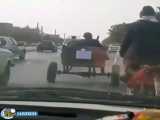 الاغ سواری در اصفهان به نشانه اعتراض به قیمت بنزین که با کمک راهنمایی رانندگی مت