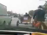 الاغ سواری در اصفهان به نشانه اعتراض به قیمت بنزین و توقف بوسیله پلیس