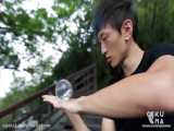 حرکات خیره کننده نوجوان تایلندی با گوی های شیشه ای