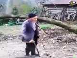 حمل یک چوب سنگین توسط یک پیرمرد بالای ۶٠ سال