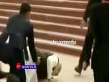 لحظه سقوط نخست وزیر هند روی پله‌ها