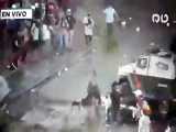 له شدن یک معترض توسط دو ماشین پلیس شیلی