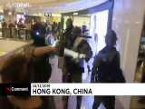 ویدئوی زد و خورد معترضان و پلیس هنگ_کنگ در یک پاساژ