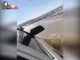 واژگونی کامیون در جاده لنکه به علت آبگرفتگی