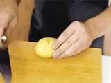 آموزش کندن پوست سیب زمینی آب پز
