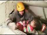 بیرون کشیدن کودک پنج ساله ای از زیر آوار به جا مانده از زلزله ترکیه