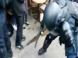 ویدیو جنجالی لت و پار کردن وحشیانه جلیقه زردها توسط پلیس فرانسه