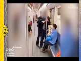 مردی بدون ماسک در چین از مترو بیرون کشیده می‌شود
