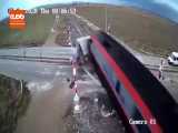 فیلمی از برخورد قطار با خودرو در ترکیه 