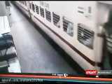 نجات یک زن هندی قبل از افتادن زیر قطار