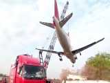 سقوط هواپیما در هنگام حمل با جرثقیل!