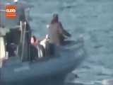 تلاش گارد ساحلی یونان برای غرق کردن قایق پناهجویان! 