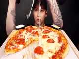 چالش غذا خوری اسمر پیتزا وای دلم اگه گرسنه نیستید ببینید