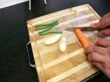 Episode 97 _ خرد کردن سبزیجات مورد نیاز خوراک لوبیا سبز به سبک آشپزی با نیلوفر