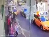 لحظه برخورد وحشتناک تاکسی با عابران در مسکو