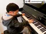 کلیپی از استعداد شگفت انگیز یک کودک در نوازندگی پیانو