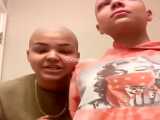 این دختر برای حمایت از خواهر مبتلا به سرطانش که فکر میکرد بدون مو زشت است، موهای