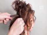 آموزش مدل مو دخترانه برای موهای مجعد کوتاه- مومیس مشاور و مرجع تخصصی مو 