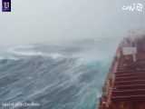 طوفان دریا از روی عرشه کشتی ها