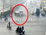 فیلم تصادف عجیب و غریب اتومبیل در چین ویروسی می شود