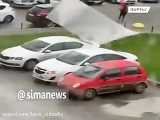 وزش باد شدید در شهر یکاترینبورگ روسیه یک مرد نسبتا تنومند را به زمین کوبید