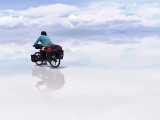 بزرگترین زمین مسطح نمکی جهان در بولیوی، جایی که بنظر می رسد آسمان و زمین با هم