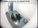 ضرب و شتم فوق وحشیانه یک زن در بازداشتگاه توسط 2 افسر مرد پلیس امریکا