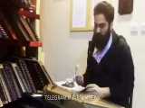 علی زندوکیلی درحال نوازندگی یک موسیقی ازفیلم سنتوری