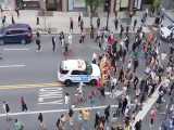 برخورد ماشین پلیس آمریکا با تظاهرات کنندگان