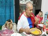 ناهار خوردن آقا میمون و خانوم میمونه با صاحبشان