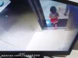 نجات جان یک کودک در آسانسور توسط کودکی دیگر !( ترکیه)