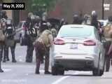 حمله افسران پلیس آمریکا با چاقو به خودروی معترضان!