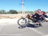 قلیان کشیدن روی موتور سیکلت در وضعیت تک چرخ