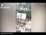 ساختمان سه طبقه در چین با طغیان سیلاب شسته شده و خراب می‌شود