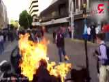 آتش زدن مامور پلیس توسط مردم معترض