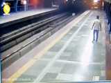 لحظه خودکشی در مترو