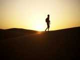 کلیپ اسلوموشن راه رفتن در صحرا هنگام غروب آفتاب
