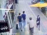 فیلم لحظه قاپیدن گردنبد طلای جوان تهرانی در میدان منیریه